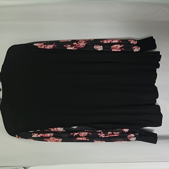 MAURICES Black mock Neck top with mesh floral sleeves size 3x - Picture 5 of 7